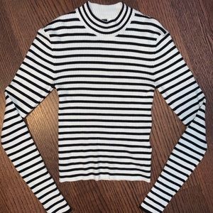 H&M blank and white turtleneck long sleeve top